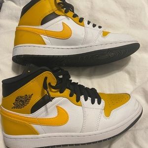 Worn a couple times jordan 1 mid